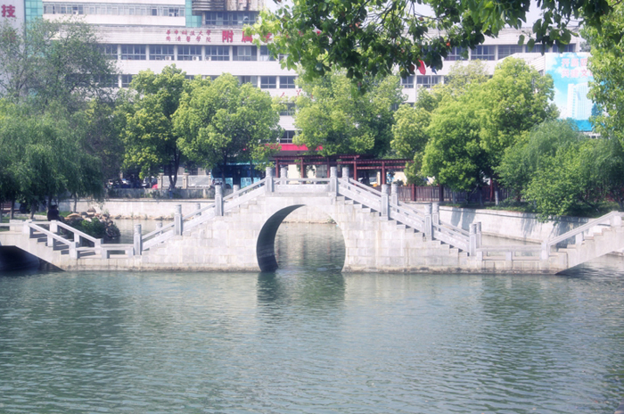 后湖公园位于孝感西城区,占地面积为13公顷,其中水面8公顷,地块内游乐